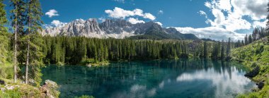 Lago di Carezza 'nın görkemli gölü, İtalya, Güney Tyrol, İtalya' daki Dolomite dağlarında güzel yeşil ve turkuaz renkler. Carezza ya da Karersee Gölü manzarası 