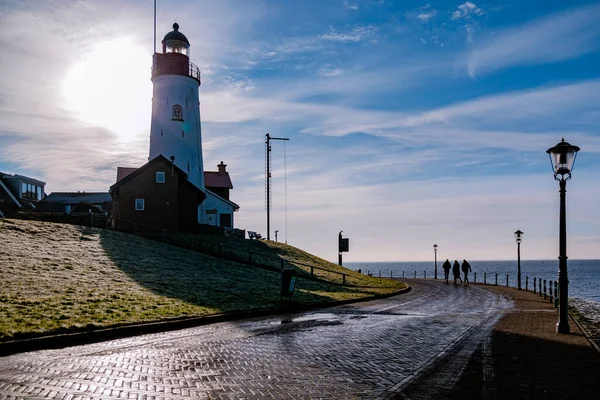 Urk Flevoland Países Bajos, puerto con el faro en un brillante invierno en los Países Bajos en el histórico pueblo de Urk junto al lago Ijsselmeer —  Fotos de Stock