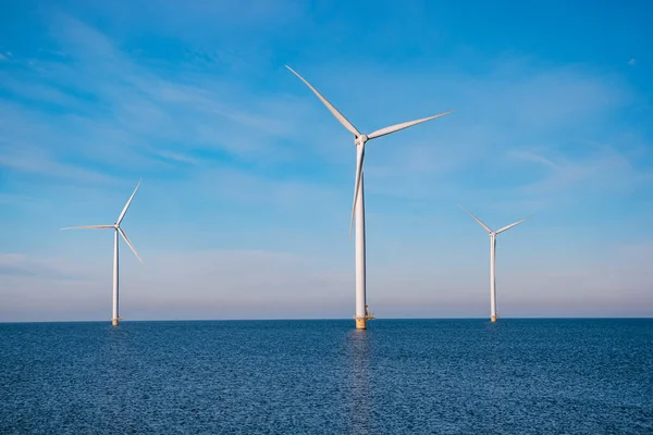 Offshore windmolenpark met stormachtige wolken en een blauwe lucht, windmolenpark in de oceaan. Nederland — Stockfoto