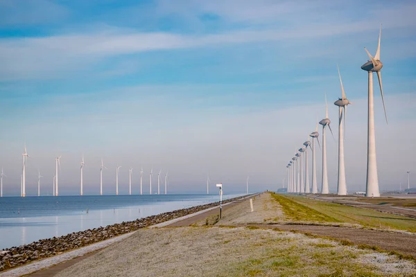 Морской парк ветряной мельницы с грозовыми облаками и голубым небом, парк ветряной мельницы в океане. Нидерланды — стоковое фото