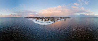 Hollanda Urk Flevoland deniz fenerinde panoramik manzara, Urk kış boyunca plajı beyaz karla kapladı