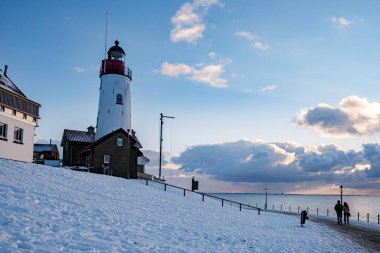 Hollanda 'nın Urk Hollanda' sında kış boyunca karla kaplı hendek