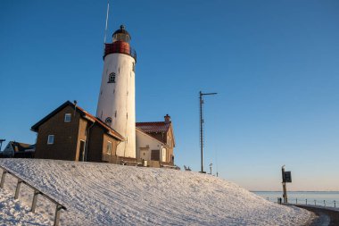 Hollanda 'da Urk deniz feneri tarafından yazılan karla kaplı plaj