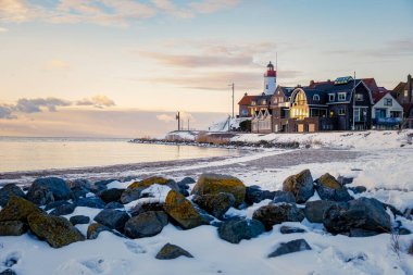Hollanda 'da Urk deniz feneri tarafından yazılan karla kaplı plaj