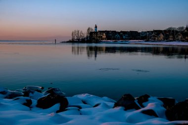 Hollanda 'da Urk deniz feneri tarafından yazılan karla kaplı plaj