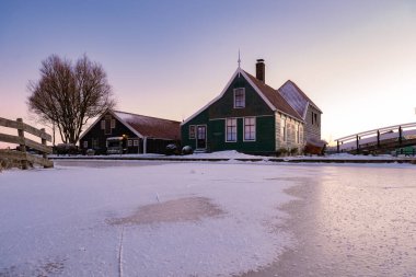 Zaanse Schans Hollanda 'nın yel değirmeni köyü, kışın tarihi ahşap yel değirmenleri Zaanse Schans Hollanda
