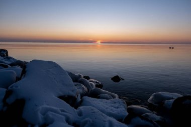 Hollanda 'da karla kaplı bir plajda gün batımı, Hollanda' da kış havası