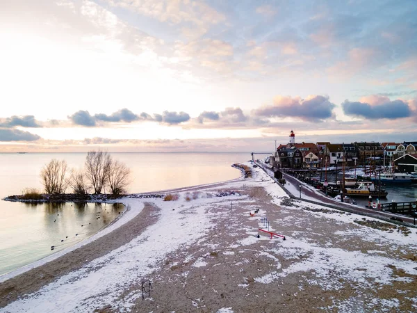 Besneeuwd strand bij Urk vuurtoren in Nederland — Stockfoto