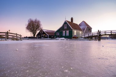 Zaanse Schans Hollanda 'nın yel değirmeni köyü, kışın tarihi ahşap yel değirmenleri Zaanse Schans Hollanda