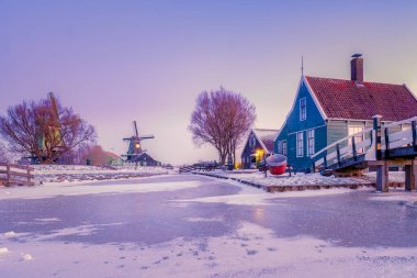 Zaanse Schans Hollanda 'nın yel değirmeni köyü, kışın tarihi ahşap yel değirmenleri Zaanse Schans Hollanda