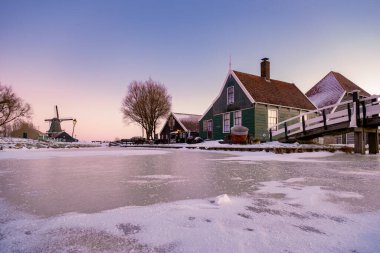 Zaanse Schans Hollanda 'nın yel değirmeni köyü, kışın tarihi ahşap yel değirmenleri Zaanse Schans Hollanda