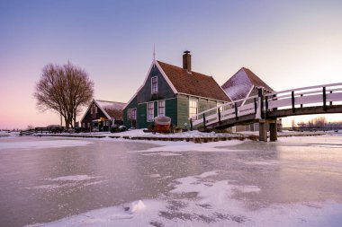 Zaanse Schans Hollanda 'nın yel değirmeni köyü, kışın tarihi ahşap yel değirmenleri Zaanse Schans Hollanda