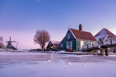 Zaanse Schans Hollanda 'nın yel değirmeni köyü, kışın tarihi ahşap yel değirmenleri Zaanse Schans Hollanda