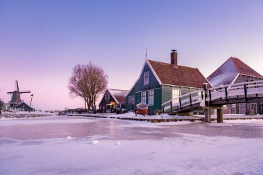 Zaanse Schans Hollanda 'nın yel değirmeni köyü, kışın tarihi ahşap yel değirmenleri Zaanse Schans Hollanda