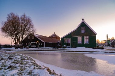 Zaanse Schans Hollanda 'nın yel değirmeni köyü, kışın tarihi ahşap yel değirmenleri Zaanse Schans Hollanda