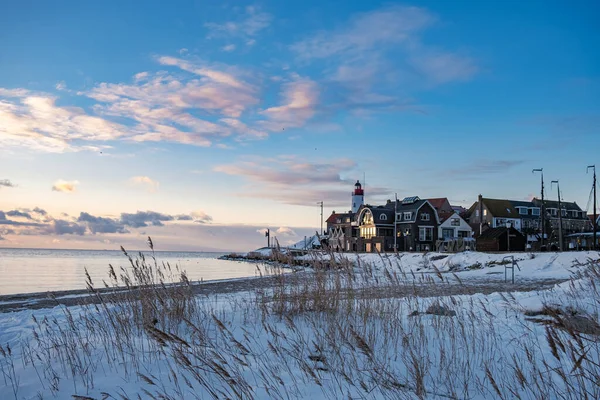 Besneeuwd strand bij Urk vuurtoren in Nederland — Stockfoto