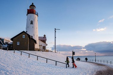 Hollanda 'nın Urk Hollanda' sında kış boyunca karla kaplı hendek