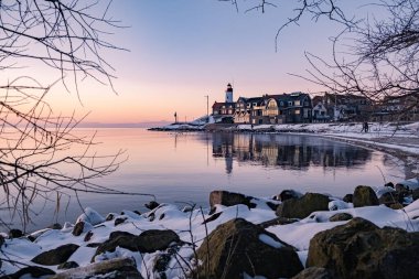 Urk 'ta kış aylarında hendek ve kumsalda Urk deniz fenerinin yanında kış boyunca kar, Urk Flevoland deniz fenerinde gün batımında