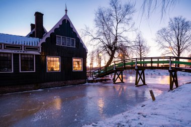 Zaanse Schans Hollanda 'nın yel değirmeni köyü, kışın tarihi ahşap yel değirmenleri Zaanse Schans Hollanda