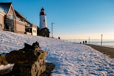 Hollanda 'nın Urk Hollanda' sında kış boyunca karla kaplı hendek