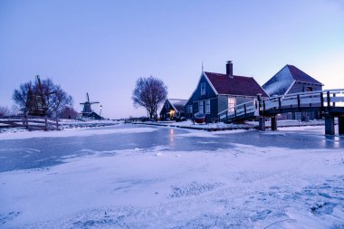 Zaanse Schans Hollanda 'nın yel değirmeni köyü, kışın tarihi ahşap yel değirmenleri Zaanse Schans Hollanda