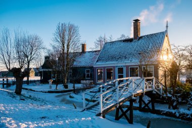 Zaanse Schans Hollanda 'nın yel değirmeni köyü, kışın tarihi ahşap yel değirmenleri Zaanse Schans Hollanda