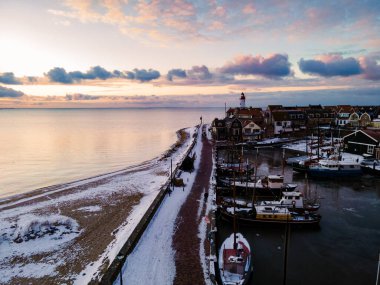 Hollanda 'da Urk deniz feneri tarafından yazılan karla kaplı plaj