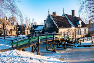 Zaanse Schans Hollanda 'nın yel değirmeni köyü, kışın tarihi ahşap yel değirmenleri Zaanse Schans Hollanda