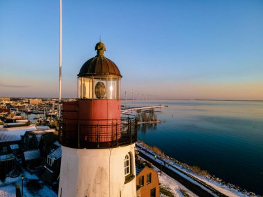 Hollanda 'da Urk deniz feneri tarafından yazılan karla kaplı plaj