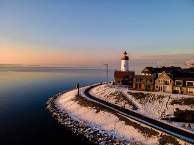 Hollanda 'da Urk deniz feneri tarafından yazılan karla kaplı plaj