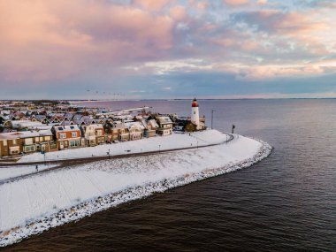Hollanda 'da Urk deniz feneri tarafından yazılan karla kaplı plaj