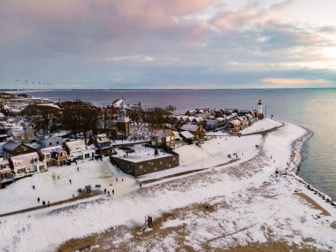 Hollanda 'da Urk deniz feneri tarafından yazılan karla kaplı plaj