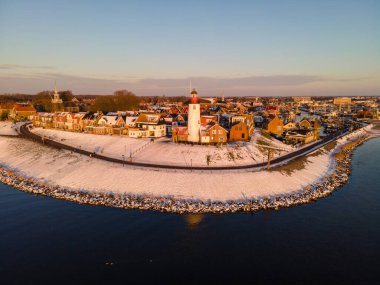 Hollanda 'da Urk deniz feneri tarafından yazılan karla kaplı plaj