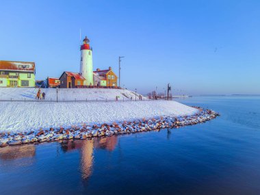 Hollanda 'da Urk deniz feneri tarafından yazılan karla kaplı plaj