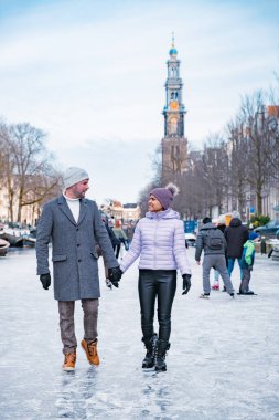Amsterdam 'daki kanallarda buz pateni Hollanda' da kışın Amsterdam 'da donmuş kanallar