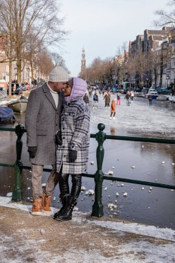 Amsterdam 'daki kanallarda buz pateni Hollanda' da kışın Amsterdam 'da donmuş kanallar