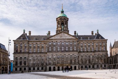 Amsterdam 'da kışın karlı sokaklar Amsterdam Barajı meydanı