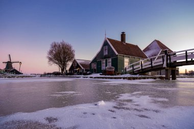 Zaanse Schans yel değirmeni köyü kış boyunca karlı araziyle kaplıydı. Tahta tarihi yel değirmenleri Zaanse Schans Hollanda