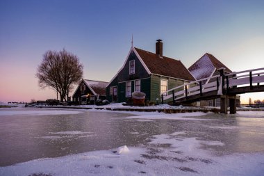 Zaanse Schans yel değirmeni köyü kış boyunca karlı araziyle kaplıydı. Tahta tarihi yel değirmenleri Zaanse Schans Hollanda