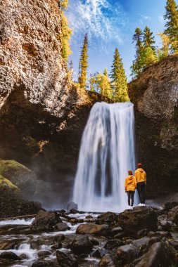 Wells Gray, British Colombia Kanada, Cariboo Dağları, Britanya Kolumbiyası yakınlarındaki Clearwater kasabasında, Murtle Nehri üzerinde Helmcken Şelaleleri 'nin muhteşem su akışını oluşturur.