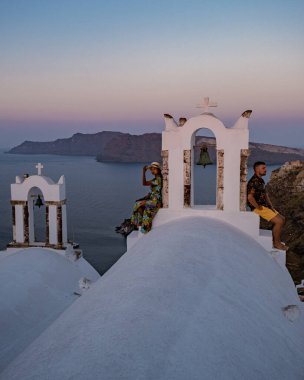 Santorini Yunanistan, orta yaşlı Avrupalı ve Asyalı genç çift Yunanistan 'ın Oia Santorini köyünde tatilde, Santorini' de lüks tatil