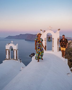 Santorini Yunanistan, orta yaşlı Avrupalı ve Asyalı genç çift Yunanistan 'ın Oia Santorini köyünde tatilde, Santorini' de lüks tatil