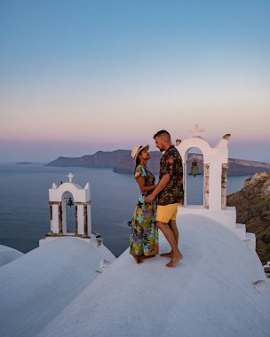 Santorini Yunanistan, orta yaşlı Avrupalı ve Asyalı genç çift Yunanistan 'ın Oia Santorini köyünde tatilde, Santorini' de lüks tatil