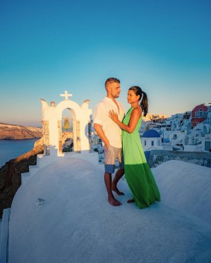 Santorini Yunanistan, orta yaşlı Avrupalı ve Asyalı genç çift Yunanistan 'ın Oia Santorini köyünde tatilde, Santorini' de lüks tatil