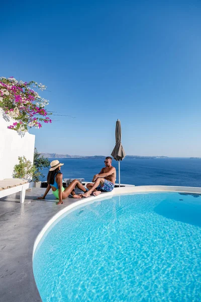Santorini Yunanistan, orta yaşlı Avrupalı ve Asyalı genç çift Yunanistan 'ın Oia Santorini köyünde tatilde, Santorini' de lüks tatil