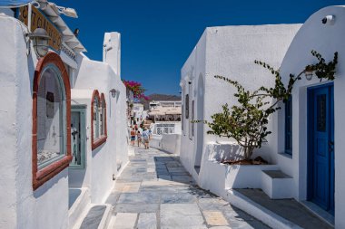 Oia köyü Santorini 'nin mavi kubbeleri ve beyaz boyalı evi günbatımında Santorini adasında Yunanistan' da