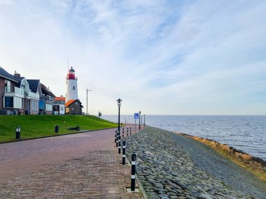 Flevoland Hollanda 'daki Urk balıkçı köyünün eski limanı. Eski Urk Hollanda adasında güzel bir bahar.