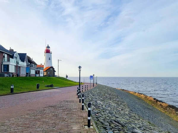 Alter Hafen des Fischerdorfes Urk in Flevoland Niederlande, schöner Frühlingshafen auf der ehemaligen Insel Urk Holland — Stockfoto