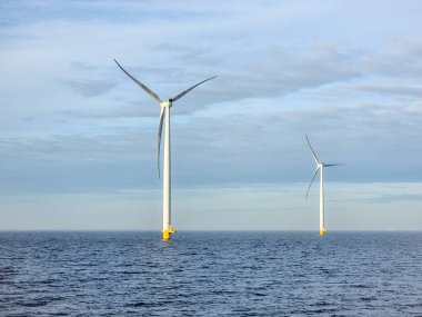 Ijsselmeer Nehterlands Gölü kıyısındaki rüzgâr değirmeni köyü.