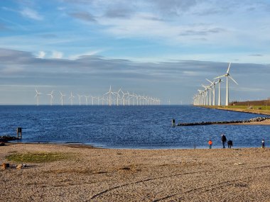 Ijsselmeer Nehterlands Gölü kıyısındaki rüzgâr değirmeni köyü.